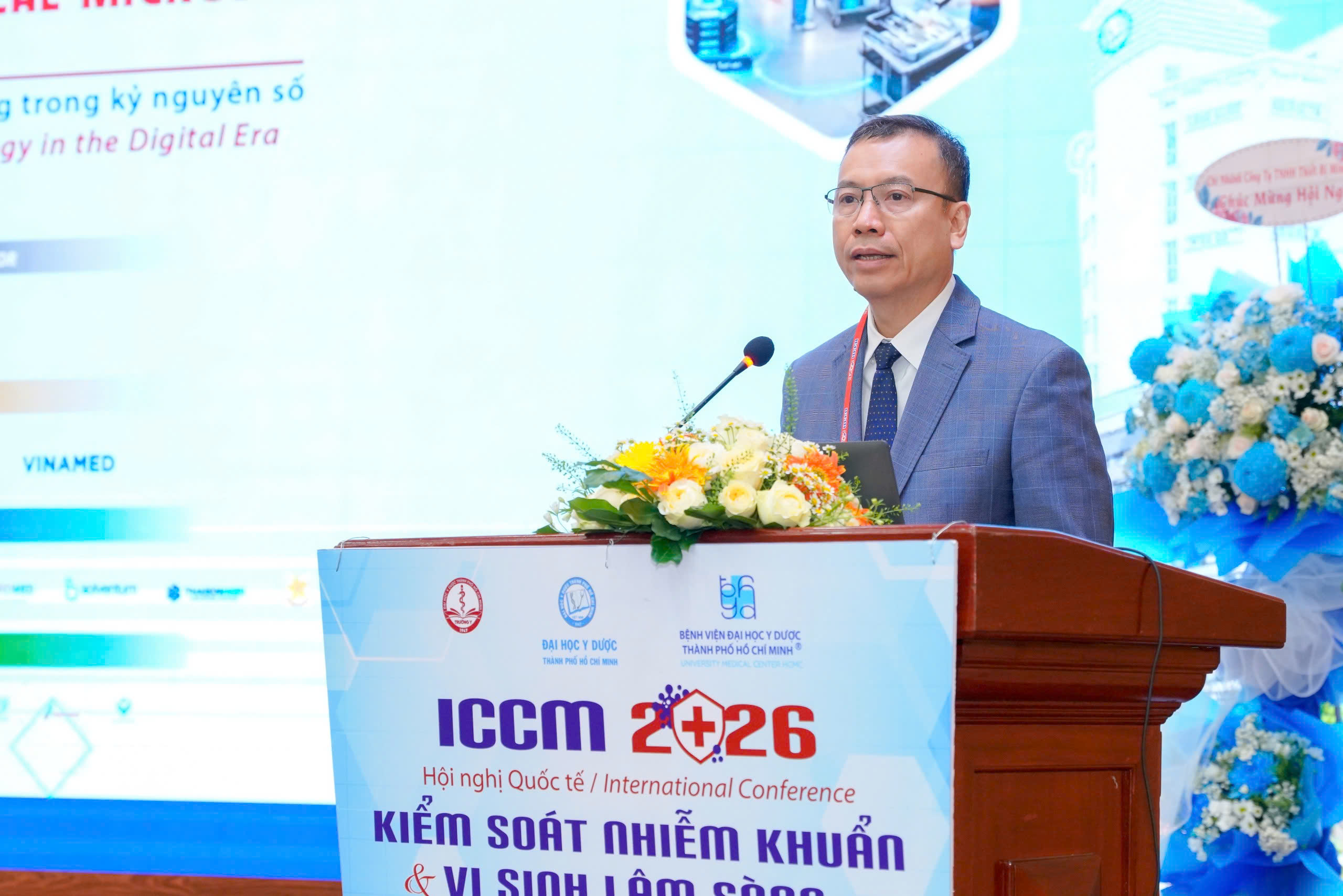 GS TS BS. Nguyễn Hoàng Định – Phó Giám đốc Bệnh viện Đại học Y Dược TP. Hồ Chí Minh phát biểu tại Hội nghị Quốc tế Kiểm soát nhiễm khuẩn và Vi sinh lâm sàng (ICCM 2026).jpg